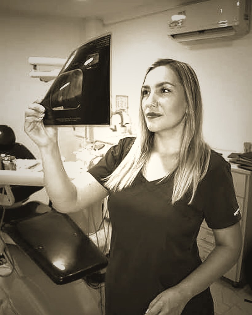 Dra. Diana Lozada revisando una radiografía panorámica